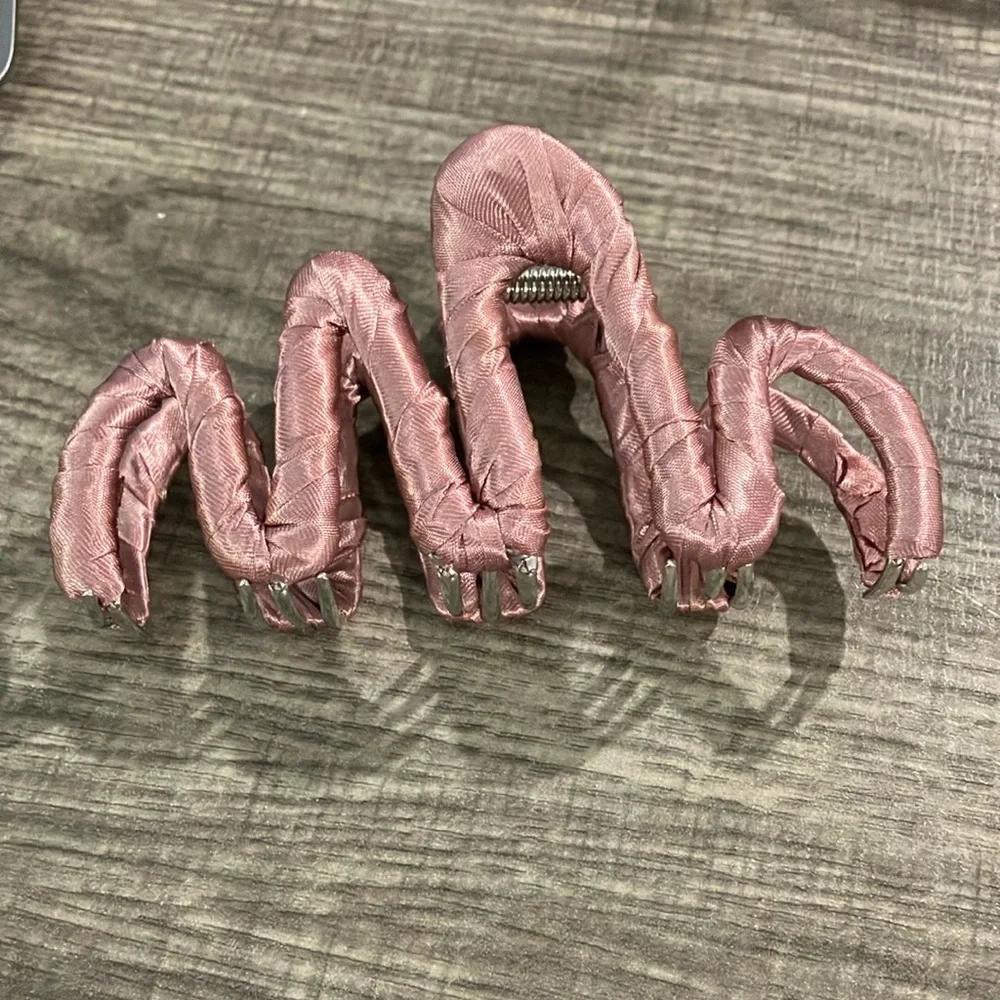 Wavy Claw Clip Rose